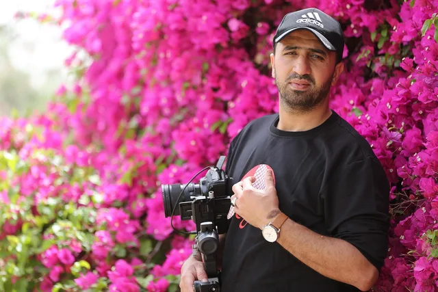 man, nature, camera, photographer, equipment, garden. Photographing a garden tour without holding up the group