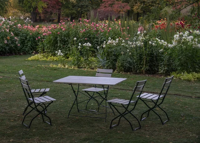 garden table, garden chair, garden, garden furniture, seat, seating arrangement, nature, to sit, relaxation, garden table, garden table, garden table, garden table, garden chair, garden, garden furniture, garden furniture, garden furniture, garden furniture, garden furniture. Cafes, bike share and friends groups: what shapes a garden day beyond the gate