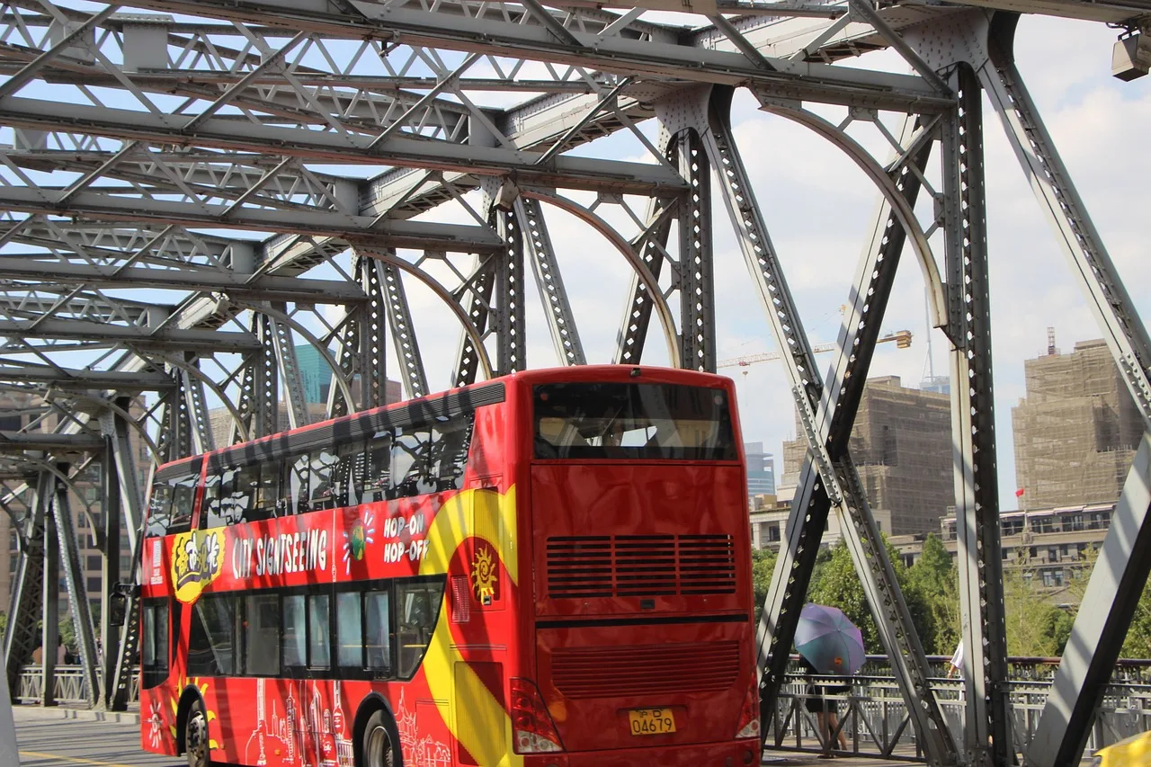 bridge, waibaidu bridge, garden bridge, bus, tour bus, sightseeing bus, shanghai, china, tour bus, tour bus, tour bus, tour bus, tour bus, sightseeing bus, shanghai. How to vet a garden tour operator on group size, vehicle and weather policy
